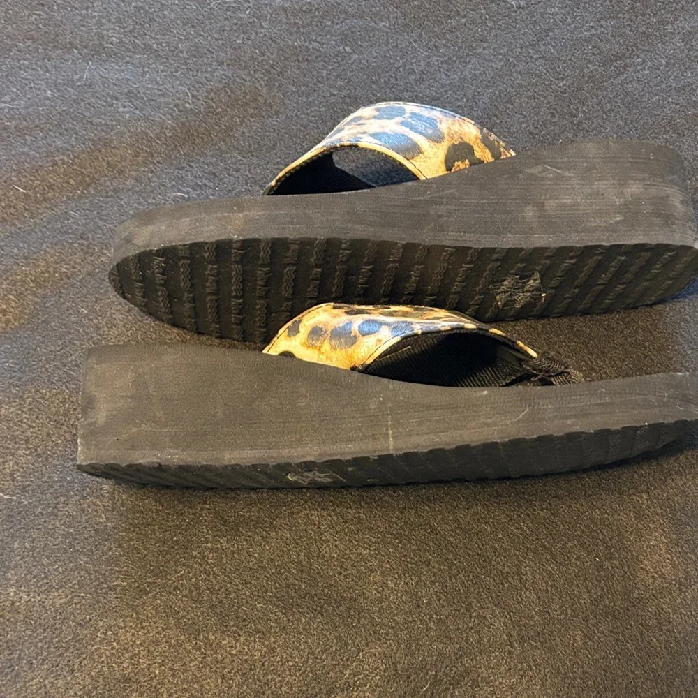 Yellow Box  7.5 Leopard Print Sandals flip flops - Picture 4 of 7
